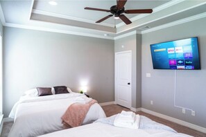 3 bedrooms, desk, iron/ironing board, WiFi - Family Fun 3BR Getaway with Hot Tub and Play Yard (Tyler)