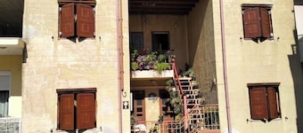 Relaxed Stay Near Rhodes Airport – Balcony, WiFi & More