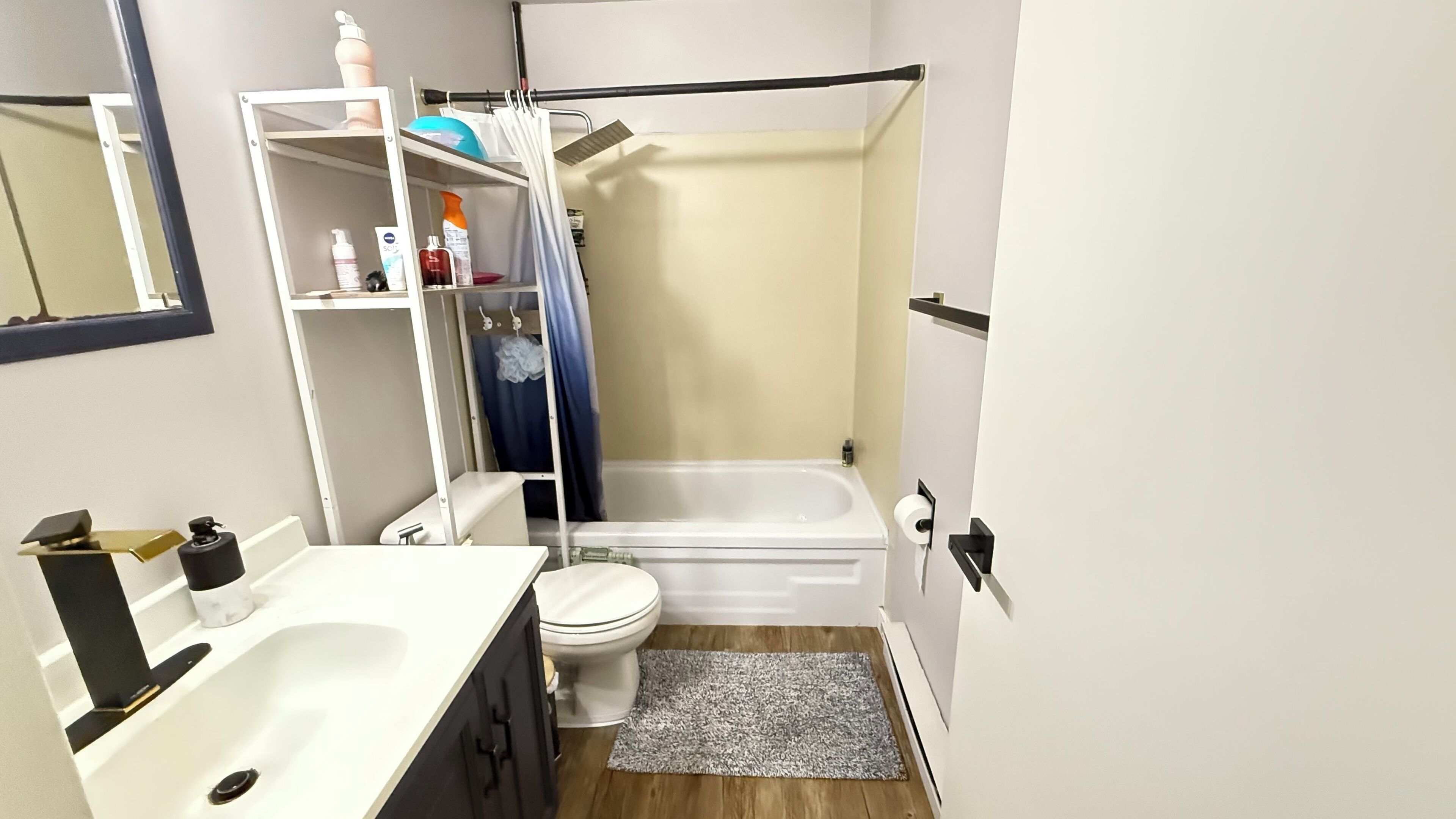 Een bidet, handdoeken, zeep, toiletpapier