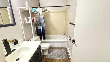 Bidet, tovalloles, sabó i paper higiènic