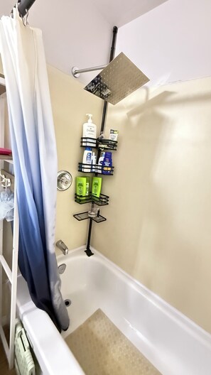 Bidet, towels, soap, toilet paper - Charming 3-bedroom condo with WiFi and AC in lovely Thunder Bay (Thunder Bay)