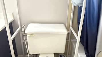 Bidet, toallas, jabón, papel de baño