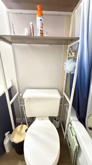 Bidet, toallas, jabón, papel de baño 