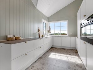 Een koelkast, een microgolfoven, een vaatwasser