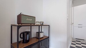 A kitchenette with a vintage radio, a toaster, and a coffee maker on a wooden shelf. - DIFY Vitton - Masséna (Lyon)