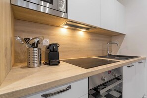 Kylskåp, mikrovågsugn, spishäll och diskmaskin