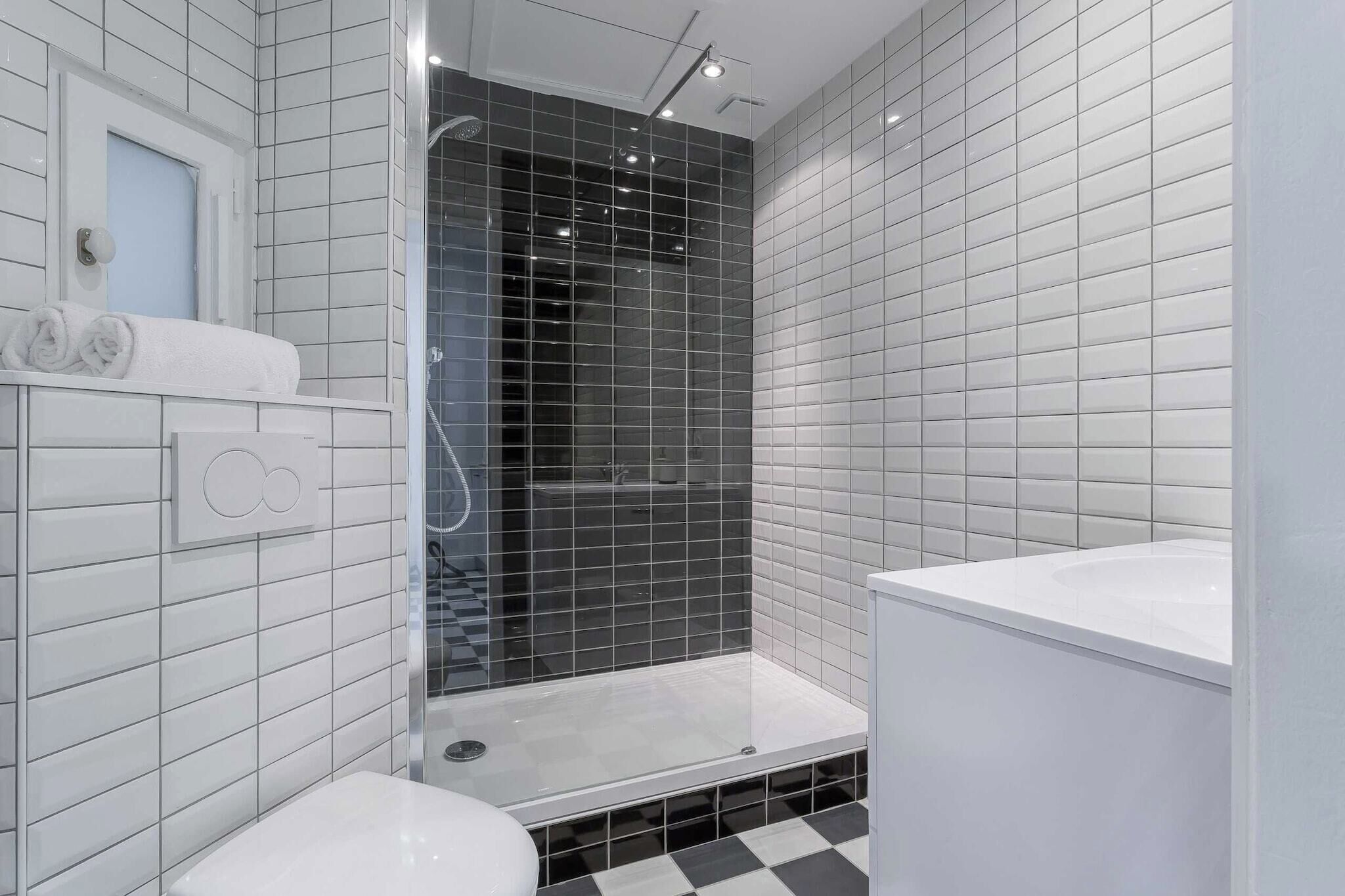 Douche, articles de toilette gratuits, sèche-cheveux