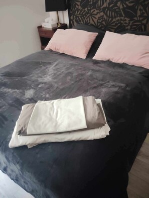 3 bedrooms, iron/ironing board, WiFi, bed sheets