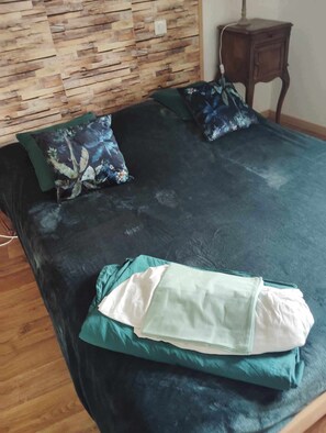 3 bedrooms, iron/ironing board, WiFi, bed sheets