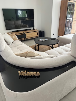 4 عدّة غرف نوم ومكواة/لوح كي وواي فاي وملاءات أسرّة