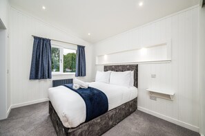 1 bedroom, laptop workspace, iron/ironing board, bed sheets - Silverwood Luxury Hideaway Lodge With Hot Tubs (Perth)