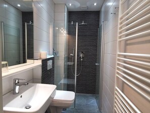 Sèche-cheveux, serviettes fournies