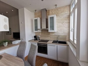 Réfrigérateur, micro-ondes, four, plaque de cuisson