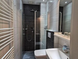 Sèche-cheveux, serviettes fournies