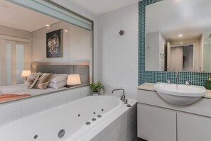 Sèche-cheveux, savon, shampoing, papier toilette