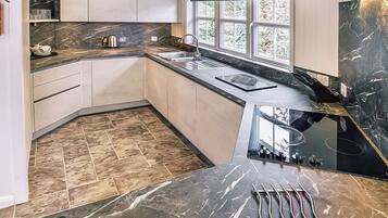 Réfrigérateur, four, plaque de cuisson, grille-pain