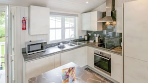 Fridge, oven, stovetop, toaster - Signature 2 Plus Lodge (Pet) (Milford-on-Sea, Nr Lymington)
