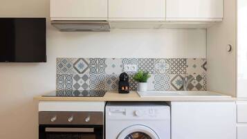 Réfrigérateur, four, plaque de cuisson, cafetière/bouilloire