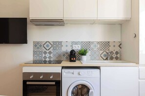 Fridge, oven, stovetop, coffee/tea maker