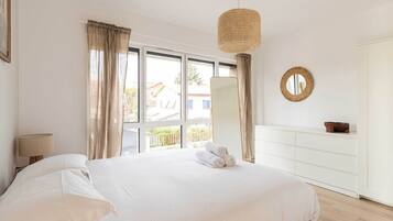 3 bedrooms, iron/ironing board, Internet, bed sheets