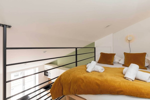 Iron/ironing board, Internet, bed sheets