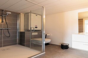 Dusj, hårføner og håndklær