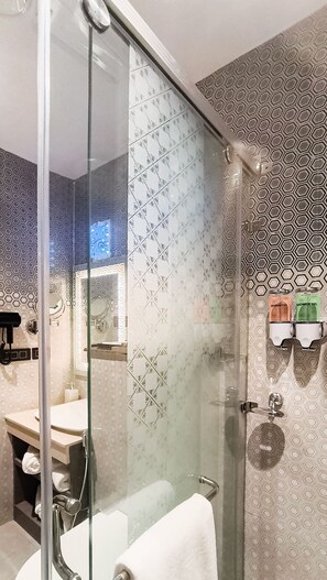 Shower, hair dryer, slippers, towels - The Meriton (New Delhi)