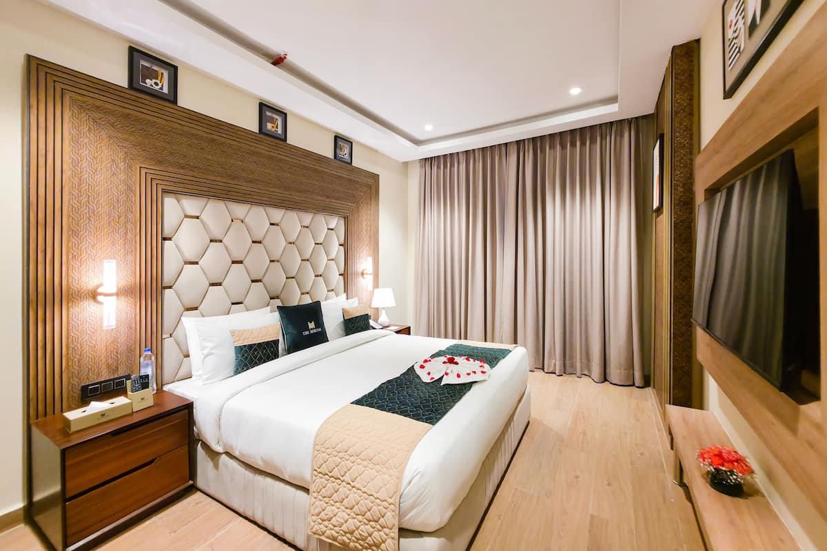 In-room safe, soundproofing, iron/ironing board, free WiFi