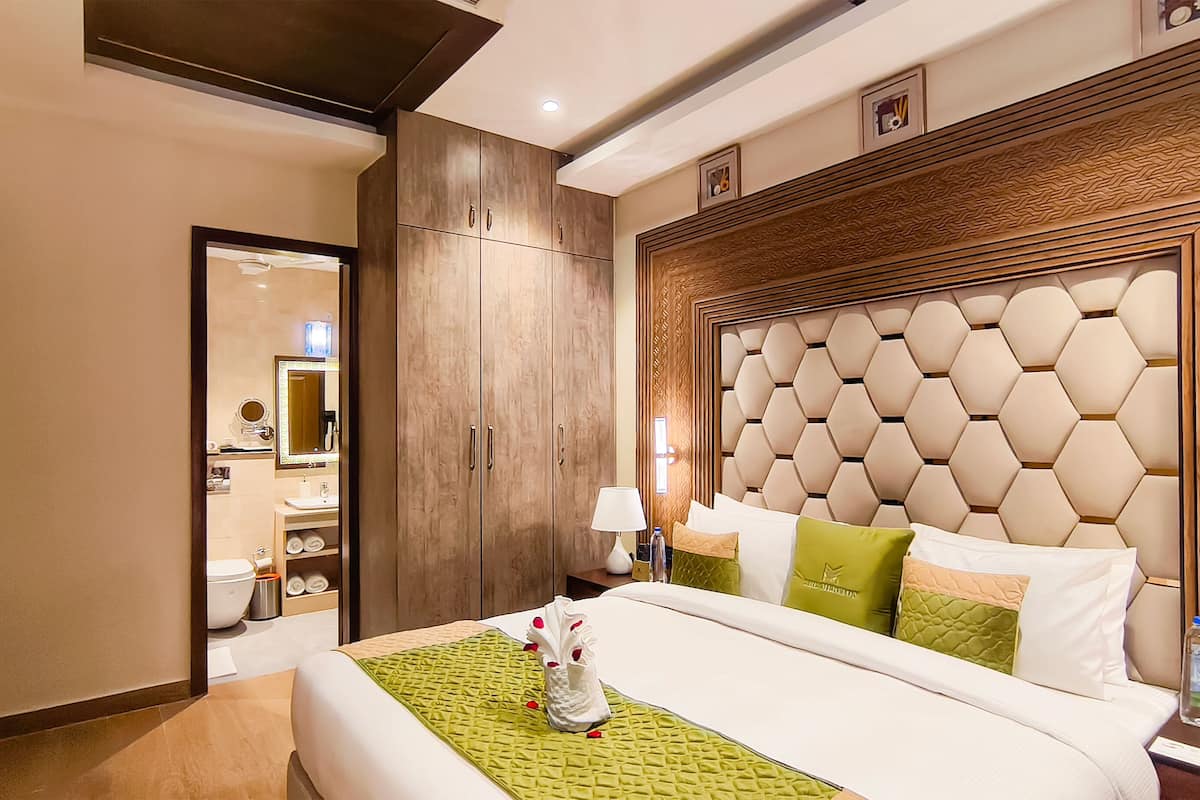 Club Suite | In-room safe, soundproofing, iron/ironing board, free WiFi