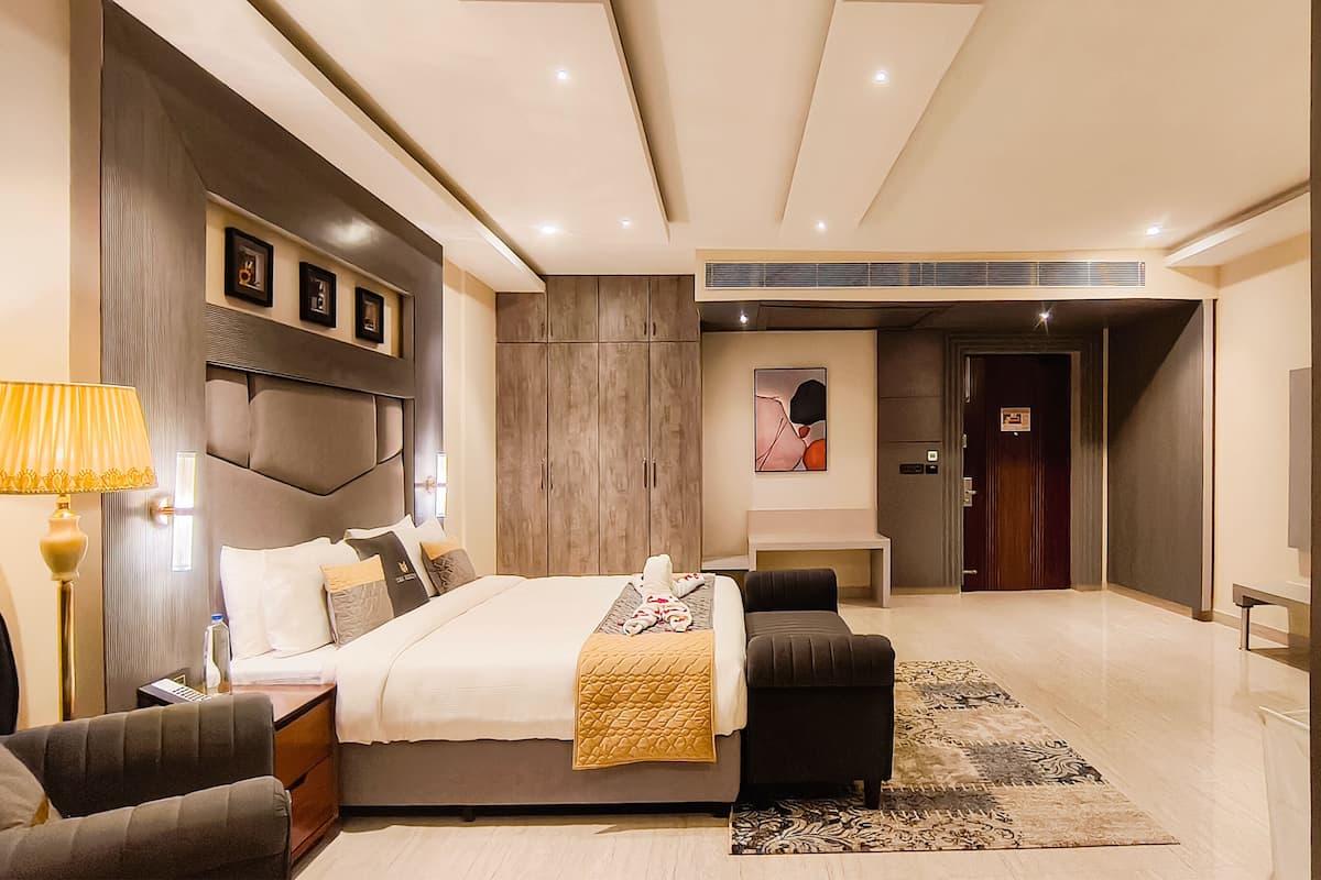 In-room safe, soundproofing, iron/ironing board, free WiFi