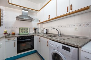Een koelkast, een magnetron, een oven, een vaatwasser