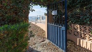 A gated entrance with a sign indicating private property. - El Morche - Apartment In El Morche. Free Wifi (El Morche, Málaga)
