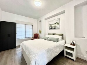 2 soverom, skrivebord, strykejern/-brett og wi-fi (inkludert)