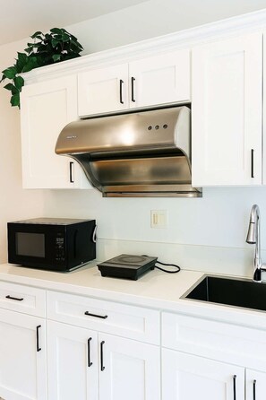 Réfrigérateur, micro-ondes, batterie de cuisine, vaisselle et ustensiles