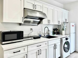 Kjøleskap, mikrobølgeovn, kokeplater og vannkoker