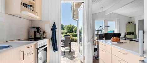 Réfrigérateur, four à micro-ondes, surface de cuisson, lave-vaisselle