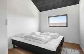 4 bedrooms, travel crib, free WiFi