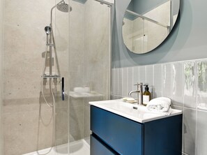 Shower, hair dryer, towels