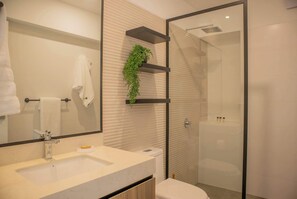 Suihku, hiustenkuivaaja, pyyhkeet