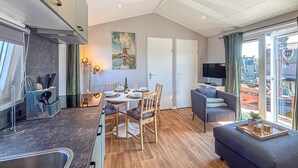 Ein modernes Apartment mit Essbereich, Küche und Wohnraum.