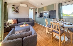 TV - Nice home in Breukelen (Breukelen)