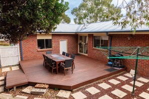 Outdoor dining - Retreat with Panoramic Hills View (The Basin)