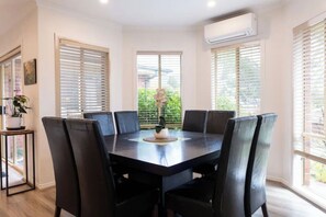 Dining - Special Offer * Retreat with Panoramic Hills View (The Basin)
