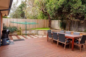 Outdoor dining - Retreat with Panoramic Hills View (The Basin)