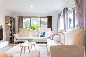 TV - Retreat with Panoramic Hills View (The Basin)
