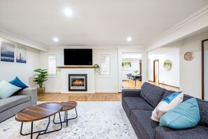 TV, fireplace