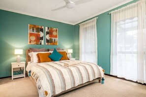 4 عدّة غرف نوم ومكتب ومكواة/لوح كي وسرير سفر