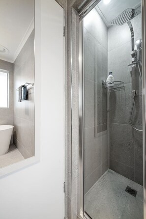 Shower, hair dryer - Private Hideaway | Large Backyard | 2 Parking (Bayswater)