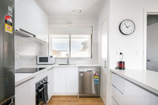 Een koelkast, een magnetron, een oven, een kookplaat