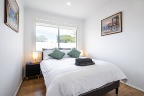 2 slaapkamers, een bureau, een strijkplank/strijkijzer, gratis wifi